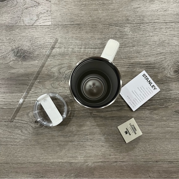 Stanley Quencher 40 OZ Tumbler (Frost Polka Dot) - Picture 3 of 9